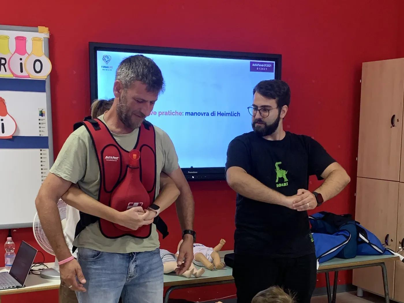 Raffaele La Torre mostra il manichino a un gruppo di genitori